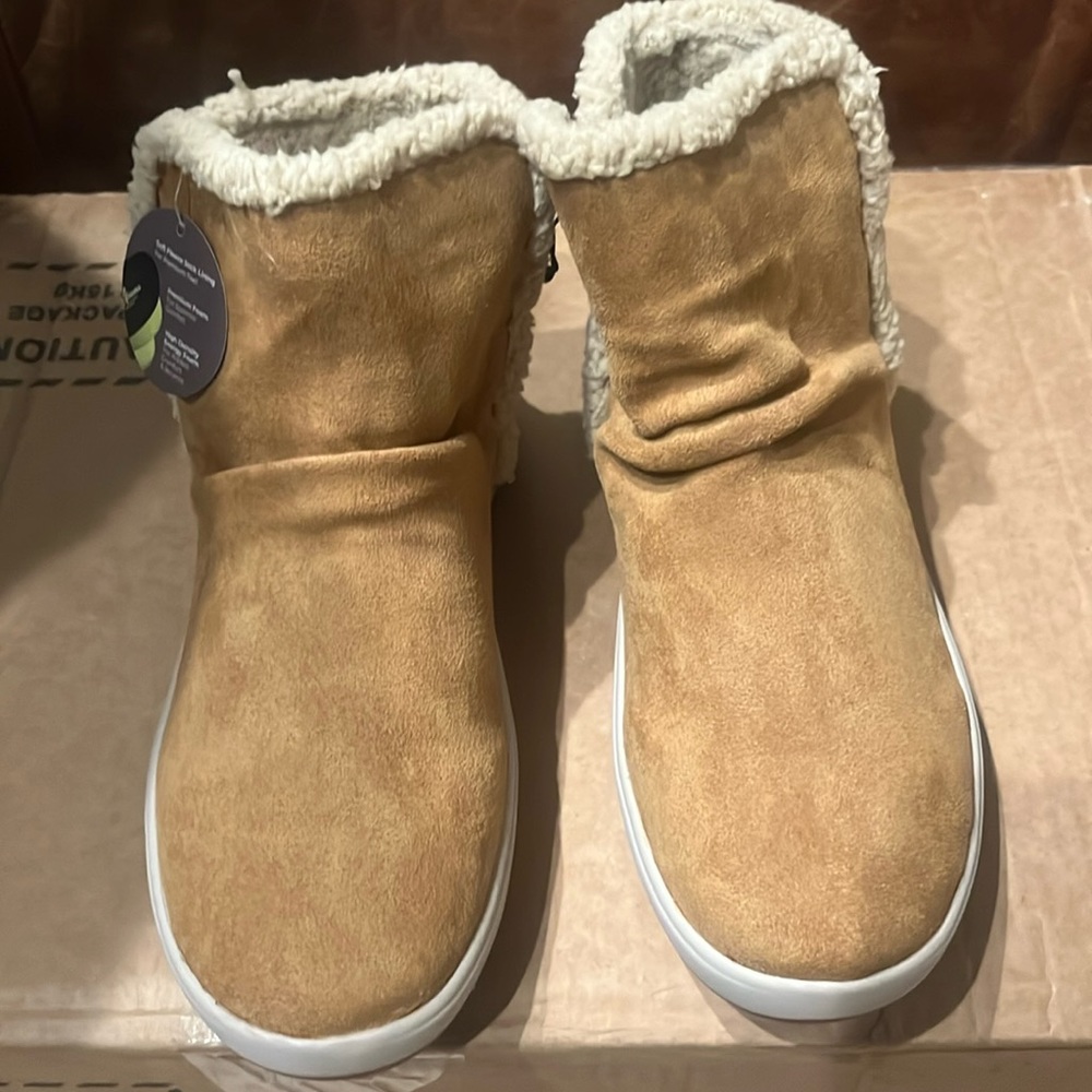 Water resistant energy return boot